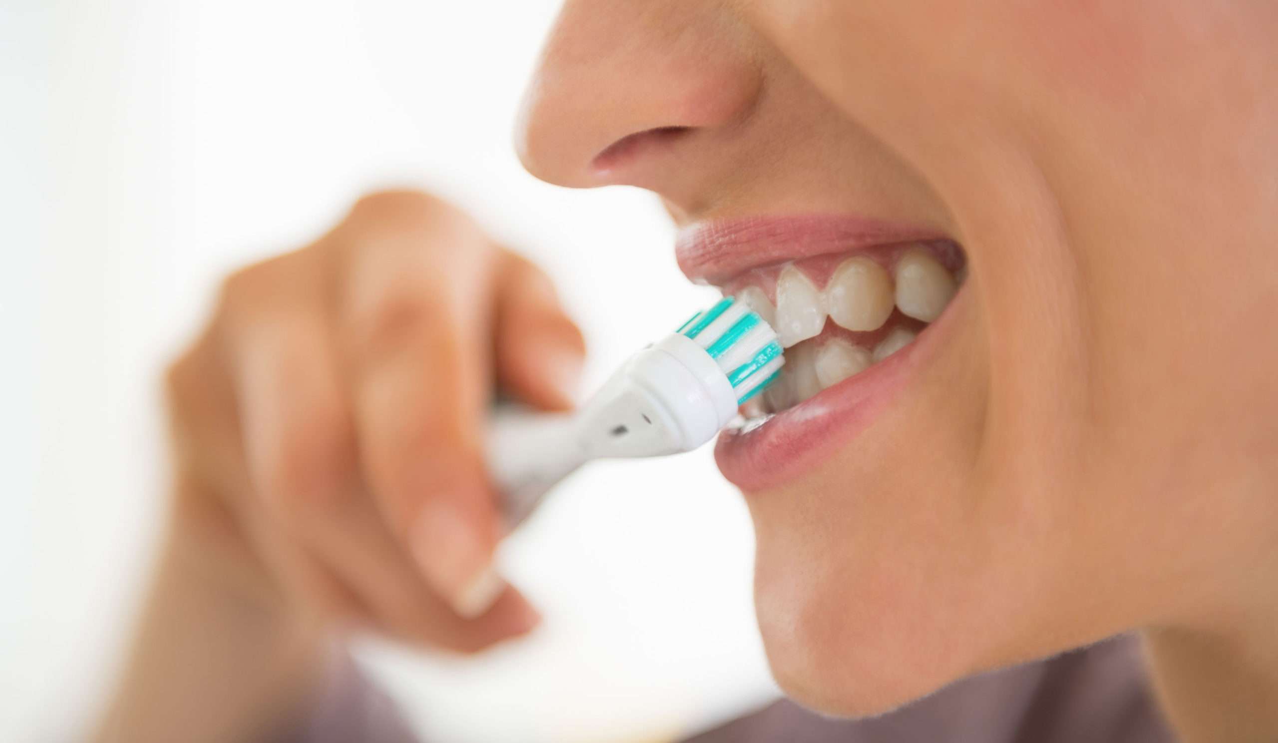 Importance du brossage des dents. Gros plan sur la brosse à dents;