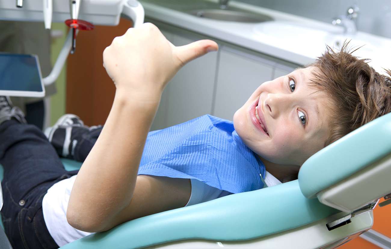 Enfant souriant chez le dentiste au cabinet de la Gloriette de Saint Laurent d'Agny