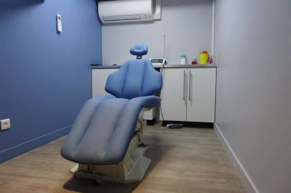 Salle de chirurgie dentaire, grise et bleue