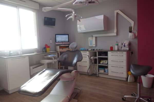 Salle de soins dentaires, colorée et lumineuse