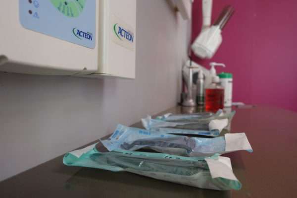 Des outils dentaires sous leur emballage stérile